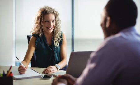 Candidato numa entrevista de emprego
