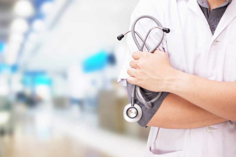 médico com estetoscópio