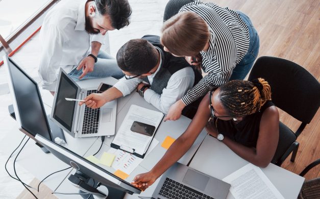 pessoas reunidas a trabalhar