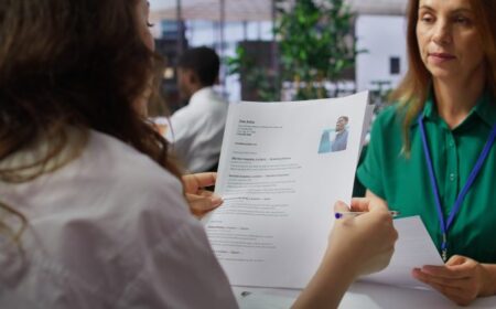 pessoas a analisar um cv