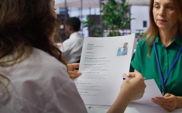 pessoas a analisar um cv