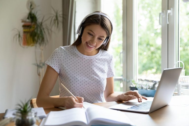 rapariga a trabalhar e a estudar