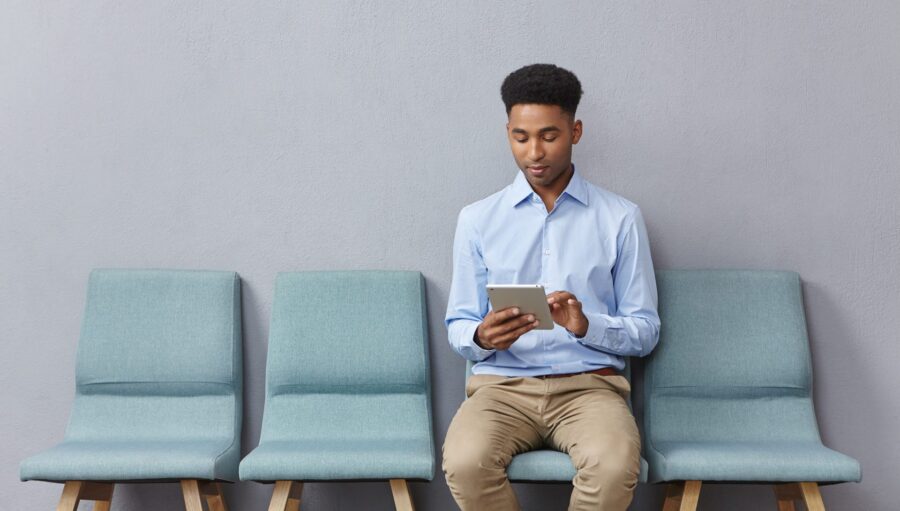 jovem profissional a aguardar entrevista de emprego