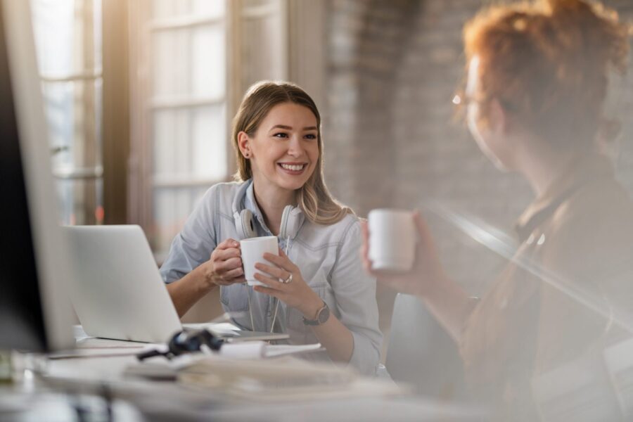 duas mulheres profissionais a falar, mostrando equilíbrio entre trabalho e vida pessoal